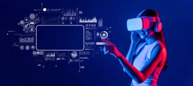 Bir kadın kendini canlı veri analizi ve pazarlama görselleri ile etkileşime girerek, teknoloji ve stratejide yeniliklerin altını çizerek sanal gerçeklik deneyimine daldırır. XDMCP