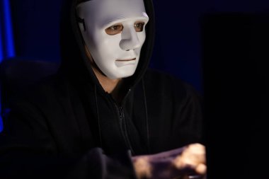 Beyaz suçlu anonim maskesi kodlama şifrelemesi yüklüyor. Programlama ile güvensiz mahremiyet sağlamaya çalışıyor. Bilgisayardan fidye için büyük bir veritabanı almaya çalışıyor. Bireysel.