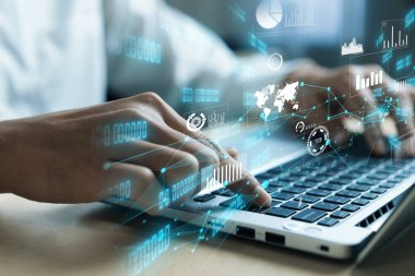 İş adamı, tahmin edilen büyük veri modellerinden gerçek zamanlı analizlere uzanan eğilimleri ve görüşleri ortaya çıkarmak için veri analizlerini derinlemesine inceleyerek, veri güdümlü kararların analitik endüstrileri nasıl ileri götürdüğünü öğrenir Faas