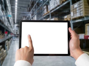 Tasarımınız için mod bilgisayardaki beyaz boş ekran monitör ekranında maket yapın