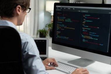 BT geliştiricisi, güncellenmiş sürüm uygulaması projesinde genel sistem oluşturmak için pc ve laptop ekran üzerinde yeni bir kod programı oluşturmak üzere çevrimiçi yazılım geliştirme bilgisi üzerinde çalışıyor. Bireysel.