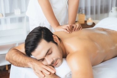 Kafkas erkek müşteri stres önleyici spa masajının keyfini çıkarıyor ve lüks otel veya oteldeki gündüz açık hava ortamında güzellik derisi eğlencesi ile şımartıyor. Sessiz.