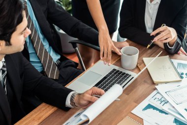 Modern ofis ortamında çalışan çeşitli etnik gruplardan çeşitli iş adamları. Üretken ve çok ırklı ofis çalışanları stratejik ticari pazarlama konusunda tartışmaya giriştiler. Çok titiz.