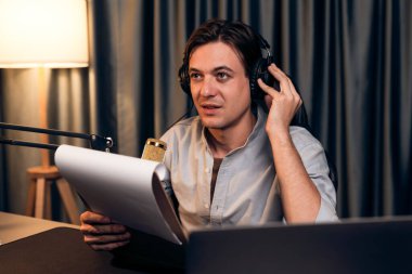 Akıllı yayıncının sunucu kanalı, canlı sosyal medyada canlı yayında konuşma programı ile birlikte modern stüdyoda, kayıt cihazıyla dinleyiciye senaryo okumaktadır. Bireysel.