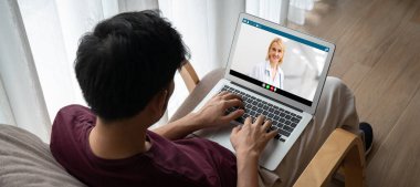Hasta ile sanal görüşme için mod teletıp yazılım uygulaması tarafından çevrimiçi doktor görüntüsü çağrısı