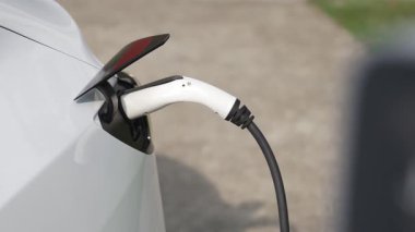 Elektrikli taşıt teknolojisi konut alanı ya da EV akü şarjı için ev şarj istasyonu olarak kullanılır. Gelecekteki çevre için temiz ve sürdürülebilir enerji ile çevre dostu ulaşım. Titiz