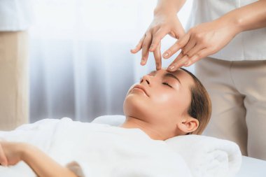 Kafkasyalı kadın stres önleyici kafa masajından ve lüks tatil beldesi ya da otel spa salonundaki modern ışık ortamında yüz güzelliği eğlencelerini şımartmaktan hoşlanıyor. Sessiz.