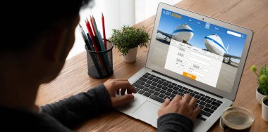 Online uçuş rezervasyon sitesi mod rezervasyon sistemi sağlar. Seyahat teknolojisi kavramı .