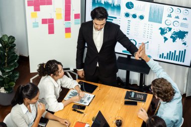 Toplantı masasındaki finansal veri raporlarını analiz eden çeşitli iş analist gruplarının geniş görüşü. İş zekası analizine göre çizelge ve grafik paneli. Çok titiz.