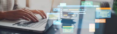 Yeni uygulama mobil telefon geliştirme için HTML, Python, Java ve C EIDE gibi çeşitli programlama dillerinin kodlama dijital örtüleri ile yazılım geliştirici veya programcı çalışması