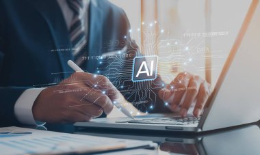 Modern bir ofiste dizüstü bilgisayar kullanan, dijital teknoloji ve veri görselleştirme unsurları olan bir yapay zeka projesiyle uğraşan bir profesyonel. XDMCP