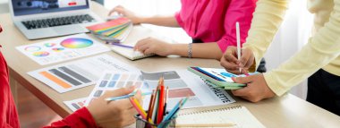 Online uçuş rezervasyon sitesi canlı rezervasyon sistemi sağlar. Seyahat teknolojisi kavramı .