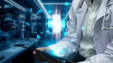 Doktorun laboratuvar önlüklü, elinde tıbbi haçlı tablet olan fotoğrafını çek. Yetenekli bir tıp çalışanı, teknolojik yenilikler kullanarak teşhis verilerini araştırıyor ve acil servisleri kontrol ediyor. İyileştirici.