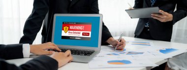 Bilgisayar ekranındaki virüs uyarısı canlı siber tehdit, hacker, bilgisayar virüsü ve kötü amaçlı yazılım tespit etti