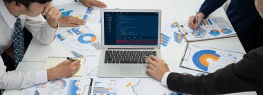 Uygulama ve program kodlaması için bilgisayar ekranında yazılım geliştirme programlama