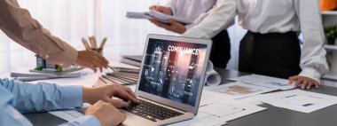 İç mimar tasarımcı grubu, daha kesin tasarım için planlar ve dizüstü bilgisayar ekran mimari yazılımı üzerinde birlikte tartışıyorlar. Modern ev tasarımı ve yenileme. İçgörü