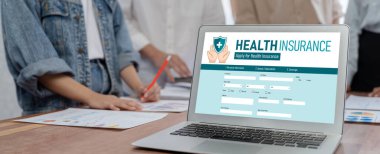 Kolay form doldurma için sağlık sigortası web sitesi canlı kayıt sistemi