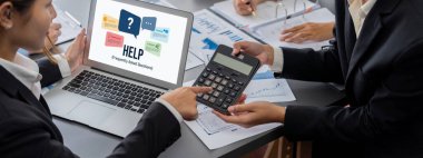 İş zekası ve veri analizi kavramı. Analizci ekibi laptop ekranında finansal veri analizi üzerinde çalışıyor. Etkili iş stratejik planlama için pazarlama göstergesi olarak. İçgörü