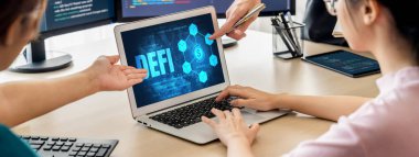 Merkezi olmayan finans ya da bilgisayar ekranında DeFi konsepti. Defi sistemi yeni yatırım ve tasarruf seçenekleri sunuyor .