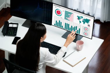 İş veri paneli pazarlama stratejisi planlaması için canlı iş zekası analizi sağlar