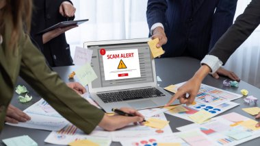 Analizci ekibi yaratıcı ve analitik beyin fırtınası fikri için bilgisayar ekranında BI veri paneli olan yapışkan bir not kullanıyor. Pazarlama stratejisi için finansal veri görselleştirme teknolojisini analiz et. Dahi.