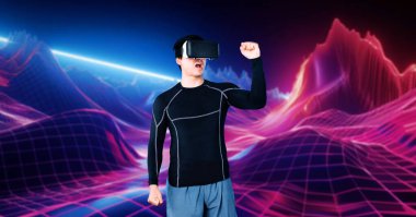 Yetenekli oyuncular video oyununda zaferi kutlarken mavi ve pembe soyut arka planda VR kulaklık takıyorlar. Siyahi vücutlu profesyonel bir adam ayakta durup kazanmayı kutluyor. Yaratıcılık.