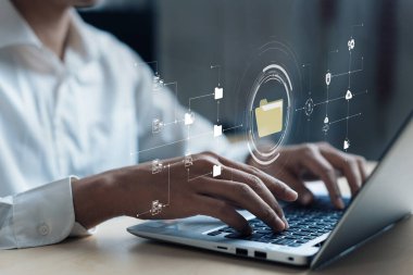 Verimli çalışma süreçleri için çevrimiçi belge dizinlerini yöneten iş adamı. Tüm önemli çevrimiçi belgelerinize kolayca güvenli ve hızlı bir şekilde erişim sağlayın. FaaS