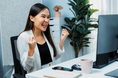 Genç Asyalı iş kadınının pazarlama çevrimiçi analiz hizmeti için elini kaldırarak çalışmasında, sosyal medya sitesinde kanal satış hedefini analiz etmede başarılı oldu. Taktik.