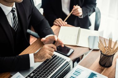 Ofis masasındaki finansal veri raporlarını analiz eden çeşitli bir grup iş analisti. Stratejik pazarlama planlaması için iş zekası analizi çizelgesi ve grafiği.