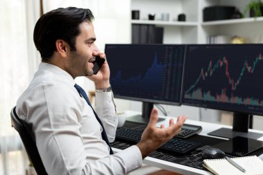 İki borsa yatırımıyla danışman ya da ortağı arayan tüccar işadamı, veri analizini yüksek kârlı dinamik teknoloji borsasına yatırım yapmak için karşılaştırdı. Tahmin et..
