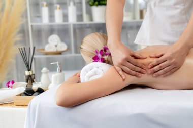 Kafkasyalı kadın müşteri stres önleyici spa masajının keyfini çıkarıyor ve lüks otel ya da oteldeki gündüz açık ortam güzellik salonunda güzellik teniyle eğleniyor. Sessiz.
