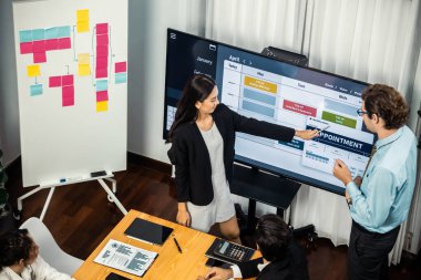 Proje yöneticisi toplantı odasında iş programları, Gantt program programı TV ekranında. Çoklu etnik çeşitlilik iş adamları ve modern iş projesi yönetimi. Çok titiz.