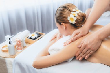 Kafkasyalı kadın müşteri stres önleyici spa masajının keyfini çıkarıyor ve lüks otel ya da oteldeki gündüz açık ortam güzellik salonunda güzellik teniyle eğleniyor. Sessiz.