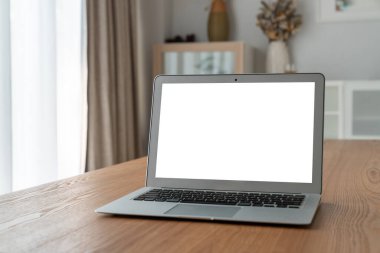 Tasarımınız için mod bilgisayardaki beyaz boş ekran monitör ekranında maket yapın