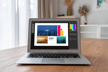 Web sayfasının modern tasarımı ve bilgisayar ekranında gösterilen ticari reklamlar için grafiksel tasarımcı yazılımı