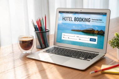 Çevrimiçi otel konaklama rezervasyon sitesi mod rezervasyon sistemi sağlar. Seyahat teknolojisi kavramı .