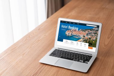Çevrimiçi otel konaklama rezervasyon sitesi mod rezervasyon sistemi sağlar. Seyahat teknolojisi kavramı .