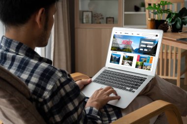 Model arama ve seyahat planlama için internet sitesi uçuş, otel ve tur rezervasyonları için anlaşma ve paket sunuyor