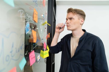 Kafkasyalı profesyonel iş adamının zihin haritası ve renkli yapışkan notlar kullanarak iş pazarlama fikrini kendine güvenle sunuşunun yakın görüntüsü. Proje konseptini başlat. Portre. Tertemiz..