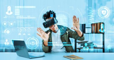 Sanal gerçeklik gözlüğü takan yetenekli bir Afrikalı adam kişisel bilgilere bakıyor. Sıradan gömlekli biri güvenlik önlemini kontrol edip analiz ediyor ve güvenlik duvarı korumasına erişiyor. Teknoloji. Yaratıcılık.