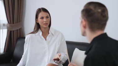 Psikolojik konsültasyon zihinsel problemde iyileşme kaydediyor, genç hasta terapi seansında, psikiyatrist de akıl hastalıkları konusunda tanı koyuyor. Zihinsel tedavi seansı. Düzenle