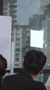 Asyalı iş adamları modern ofiste grup toplantısında pazarlama stratejisini tartıştılar. İş finans ve takım çalışması kavramı.