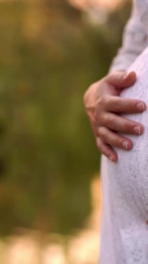 Hamile bir kadın, çocuğuna bakarken bahçe evinde mutlu bir hayat yaşıyor. Hamile karnında bebek taşıyan hamile bir anne. Doğum öncesi bakım ve kadın hamileliği konsepti.