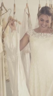 Gelinlik giymiş mutlu gelin ve damat düğün törenine hazırlanıyor. Kadın ve erkeğin romantik aşkı..