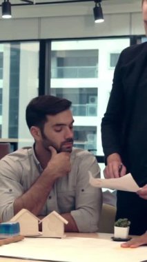 Yaratıcı iş adamları modern işyerindeki ofis masasında sohbet ediyorlar. Şirket uluslararası iş kavramı.