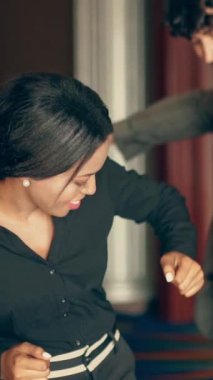 Erkekler ve kadınlar müzik festivalinin tadını çıkarırken disko kulübünde mutlu bir şekilde dans ediyorlar..