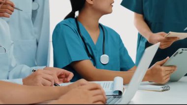 Hastane masasında birlikte çalışan ve tıbbi tedavi ya da sağlık hizmeti planlayan profesyonel bir grup. Takım çalışması başarılı hastalıklara ve hastalıklara yol açar. Ağır çekim. Katı.