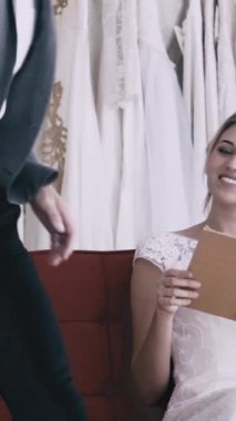 Gelinlik giymiş mutlu gelin ve damat düğün törenine hazırlanıyor. Kadın ve erkeğin romantik aşkı..