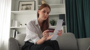 Kadın internet pazarından gelen borç yığınını modern yaşam tarzı olarak hesaplıyor ve prim siber güvenlik yazılımı tarafından korunan cüzdandan çevrimiçi ödeme için kredi kartı kullanıyor