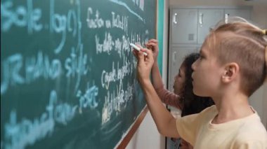 Karatahtaya cevap yazarken çeşitli öğrenci kodlama mühendisliği okuyor. İstihbarat çocukları kodlama geliştirme planını planlıyor ve öğreniyorlar. Başarılı çocuk paylaşım fikri. Pedagoji.